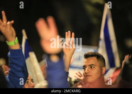 Jérusalem, Israël. 21st janvier 2023. Un manifestant fait des gestes pendant la démonstration. Des militants israéliens de la paix de gauche et des Palestiniens participent à une manifestation contre les expulsions de maisons dans le quartier de Sheikh Jarrah, annexé par Israël à Jérusalem-est, le nouveau ministre israélien de la sécurité nationale Itamar Ben-Gvir a ordonné au commandant de police de 8 janvier d'autoriser les officiers à retirer les drapeaux palestiniens volant dans les espaces publics. Crédit : SOPA Images Limited/Alamy Live News Banque D'Images