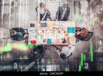 Les employés travaillent ensemble au bureau en tant que travail d'équipe et partenaire Banque D'Images