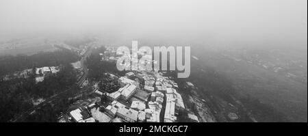 Photo aérienne du paysage d'hiver près de la ville italienne d'apennines couverte de neige dans une petite ville appelée Castell'Arquato Banque D'Images