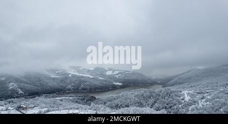 Photo aérienne de paysage d'hiver près de la ville italienne d'apennines couverte de neige dans une petite ville appelée Castelletto, Verncasca Italie Banque D'Images
