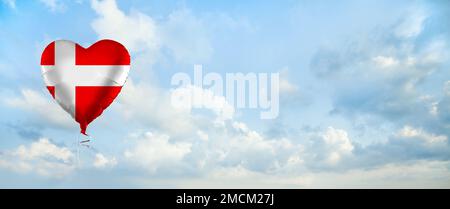 Drapeau du Danemark sur une montgolfière en forme de cœur sur fond de nuages de ciel. Éducation, charité, émigration, voyages et apprentissage. Concept de langue danoise Banque D'Images