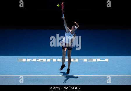 Melbourne, Australie. 22nd janvier 2023. Elena Rybakina, du Kazakhstan, sert lors du match de 4th tours féminin contre IGA Swiatek, de Pologne, à l'Open d'Australie à Melbourne Park, à Melbourne, en Australie, le 22 janvier 2023. Credit: Hu Jingchen/Xinhua/Alay Live News Banque D'Images