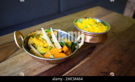 Le poulet Tandori est un plat de poulet rôti très célèbre en Inde. Cuisine indienne traditionnelle. Banque D'Images