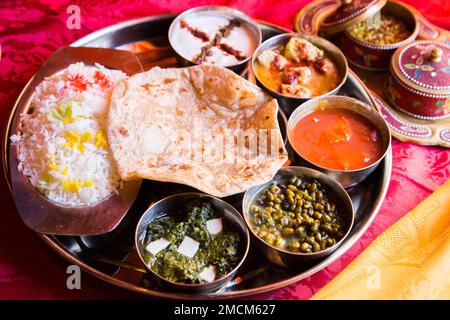 Papadam est un pain plat et fin qui est typique de la cuisine du sous-continent indien. Il est parfois décrit comme un cookie ou un pain plat Banque D'Images