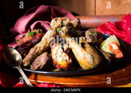 Le poulet Tandori est un plat de poulet rôti très célèbre en Inde. Cuisine indienne traditionnelle. Banque D'Images