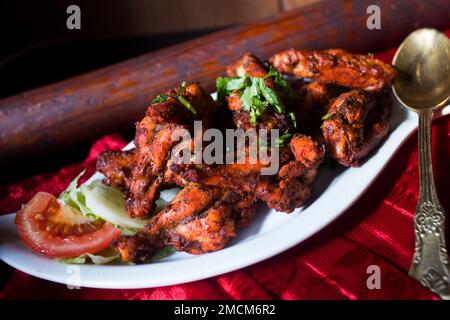 Le poulet Tandori est un plat de poulet rôti très célèbre en Inde. Cuisine indienne traditionnelle. Banque D'Images