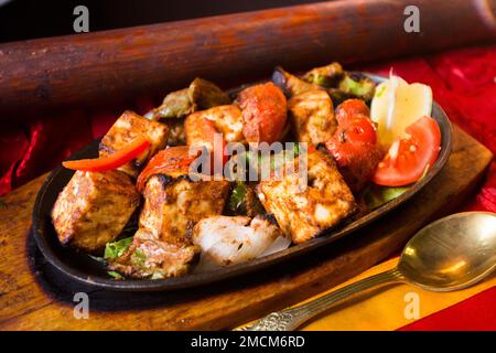 Le poulet Tandori est un plat de poulet rôti très célèbre en Inde. Cuisine indienne traditionnelle. Banque D'Images