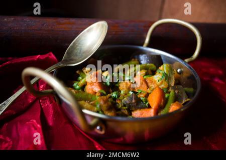 Le poulet Tandori est un plat de poulet rôti très célèbre en Inde. Cuisine indienne traditionnelle. Banque D'Images