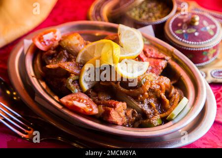 Le poulet Tandori est un plat de poulet rôti très célèbre en Inde. Cuisine indienne traditionnelle. Banque D'Images