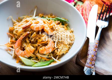 PAD thai, PAD thai ou PAD thai, est un plat de nouilles de riz sautées souvent servi comme nourriture de rue en Thaïlande dans le cadre de la cuisine du pays. Banque D'Images