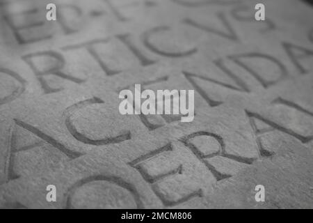 Détail de la plaque de pierre commémorant le poète romain Aulo Flacco, 1st siècle ce, trouvé dans la ville en ruines de Pompéi, exposé dans un musée Banque D'Images