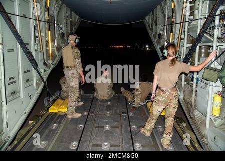 L'équipage d'un Hercules C-130 de l'escadre expéditionnaire aérien de 332D retourne d'une mission de ravitaillement à un endroit non divulgué, 7 juillet 2022. Cette opération impliquait le ravitaillement d'hélicoptères dans le cadre d'un exercice international. Banque D'Images