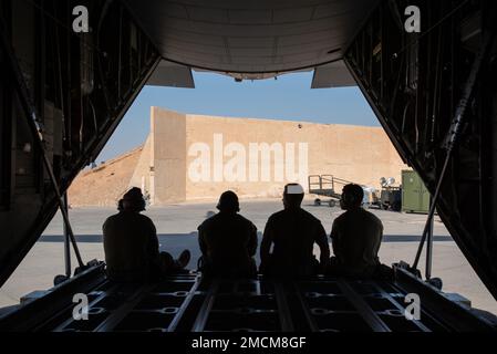 L'équipage d'un Hercules C-130 de l'escadre expéditionnaire aérien de 332D se lance dans une mission de ravitaillement à un endroit non divulgué, 7 juillet 2022. Ils sont sur le point de participer à un exercice international de ravitaillement en air. Banque D'Images