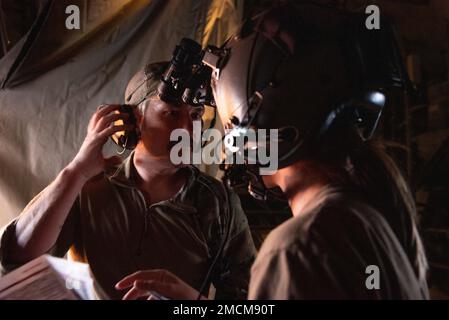L'équipage d'un Hercules C-130 de l'escadre expéditionnaire aérien de 332D se lance dans une mission de ravitaillement à un endroit non divulgué, 7 juillet 2022. Cette opération impliquait le ravitaillement d'hélicoptères dans le cadre d'un exercice international. Banque D'Images