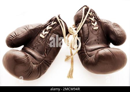 vieux gants de boxe isolés Banque D'Images