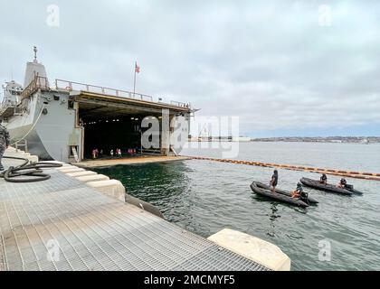 220707-N-N0842-1001 SAN DIEGO (7 juillet 2022) marins de la Marine royale de Nouvelle-Zélande affectés à HMNZS Matatoua (MAT) chargent de petits bateaux sur le navire de transport amphibie de classe San Antonio USS Portland (LPD 27), dans le cadre de Rim of the Pacific (RIMPAC) 2022 dans le sud de la Californie. Vingt-six nations, 38 navires, quatre sous-marins, plus de 170 avions et 25 000 membres du personnel participent au programme RIMPAC de 29 juin au 4 août dans les îles hawaïennes et dans le sud de la Californie. Le plus grand exercice maritime international au monde, RIMPAC offre une occasion unique de formation tout en favorisant et en soutant Banque D'Images