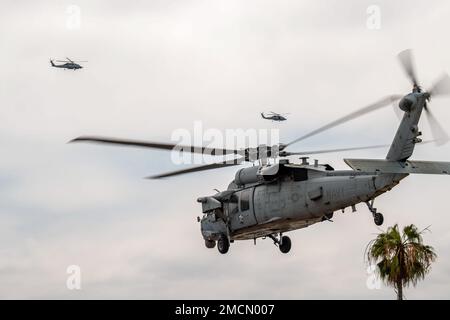 220707-N-TR141-1290 les marins de SAN DIEGO (7 juillet 2022) affectés à l'escadron de combat en mer (HSC-21) prennent le décollage d'un hélicoptère MH-60s Sea Hawk affecté à l'escadron de combat en mer (HSC-21) pour une technique de suspension de corde d'hélicoptère (HRST)/entraînement de fonte pendant la Rim du Pacifique (RIMPAC) 2022 dans le sud de la Californie. Vingt-six nations, 38 navires, quatre sous-marins, plus de 170 avions et 25 000 membres du personnel participent au programme RIMPAC de 29 juin au 4 août dans les îles hawaïennes et dans le sud de la Californie. Le plus grand exercice maritime international au monde, RIMPAC Provi Banque D'Images