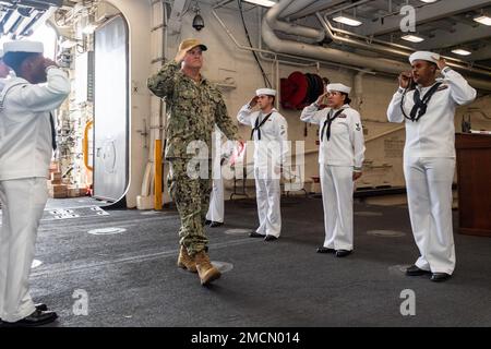 220707-N-VQ947-2054 SAN DIEGO (7 juillet 2022) le sous-amiral Christopher Alexander, commandant de la Force opérationnelle combinée 177, visite le navire de transport amphibie de classe San Antonio USS Portland (LPD 27) pendant la Rim of the Pacific (RIMPAC) 2022 dans le sud de la Californie. Vingt-six nations, 38 navires, quatre sous-marins, plus de 170 avions et 25 000 membres du personnel participent au programme RIMPAC de 29 juin au 4 août dans les îles hawaïennes et dans le sud de la Californie. Le plus grand exercice maritime international au monde, RIMPAC offre une occasion unique de formation tout en favorisant et en soutenant la coopération Banque D'Images