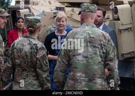 ÉTATS-UNIS Le sénateur Tammy Baldwin du Wisconsin discute des capacités des soldats et des relations avec les partenaires et les alliés avec le général de division Robert Burke, commandant général adjoint du soutien du corps V et le lieutenant-colonel Rachel Bowers, commandant adjoint provost, lors d'une visite à la base aérienne de Mihail Kogalniceanu, Roumanie, 7 juillet 2022. La délégation s'est rendue en Roumanie pour s'engager avec les forces américaines, mieux comprendre les efforts stratégiques des États-Unis en Europe et s'engager avec les soldats du Wisconsin. Banque D'Images