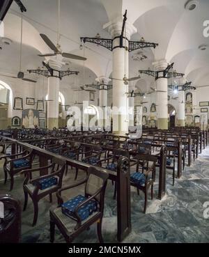 26 mai 2018 chaises d'église en bois d'époque à l'intérieur de St. Thomas Cathédrale intérieur Horniman Circle fort Mumbai Maharashtra Inde Banque D'Images