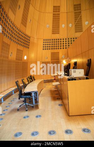 Bordeaux , Aquitaine France - 01 15 2023 : salle d'audience en bois intérieur Cour de droit et de justice Stand de première instance Palais de justice à bordeaux ville française Banque D'Images