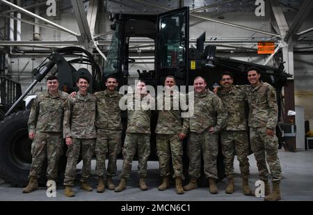 Les aviateurs de l'escadron de préparation logistique 319th posent pour une photo de groupe lors d'un cours de remise des diplômes d'aviateurs multicapacités 7 juillet 2022, dans un hangar à la base aérienne de Grand Forks, Dakota du Nord. Il s'agissait de la première classe à obtenir un diplôme du cours Airman multi-capable dans l'aile reconnaissance 319th. Banque D'Images