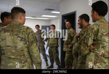 Les aviateurs du 319th e Escadron de préparation à la logistique parlent de leur temps dans le cours d'aviateur multicompétent 7 juillet 2022, à la base aérienne de Grand Forks, Dakota du Nord. L'escadre de reconnaissance de 319th a mis en œuvre le cours d'AMC pour former les aviateurs à effectuer diverses tâches en dehors de leur domaine de carrière primaire en réponse à la Note 1-12 de la doctrine de la Force aérienne, publiée le 1 décembre 2021, ce qui a mis en évidence le besoin pour les aviateurs qui peuvent s'adapter rapidement aux environnements fluides. Banque D'Images