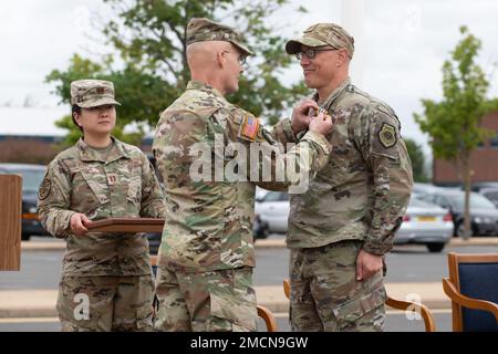 ÉTATS-UNIS Air Force Col. Abraham Jackson, à droite, États-Unis Centre européen des opérations de renseignement interarmées le commandant sortant du Centre européen des analyses reçoit la Médaille du service méritoire lors de la cérémonie de passation de commandement du Centre JIOCEUR Analytic à la Royal Air Force Molesworth, Angleterre, 7 juillet 2022. La cérémonie du changement de commandement est enracinée dans l'histoire militaire qui remonte au 18th siècle, représentant le renoncement du pouvoir d'un officier à un autre. Banque D'Images