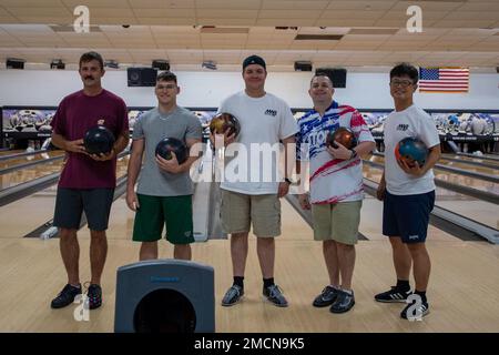 220707-N-NB544-1341 PEARL HARBOR (7 juillet 2022) les cinq meilleurs concurrents du tournoi de bowling posent pour une photo à joint base Pearl Harbor-Hickam, Hawaï, pendant la Rim of the Pacific (RIMPAC) 2022, 7 juillet. Vingt-six nations, 38 navires, quatre sous-marins, plus de 170 avions et 25 000 membres du personnel participent au programme RIMPAC de 29 juin au 4 août dans les îles hawaïennes et dans le sud de la Californie. Le plus grand exercice maritime international au monde, RIMPAC offre une occasion unique de formation tout en favorisant et en soutenant des relations de coopération entre les participants essentielles pour assurer t Banque D'Images