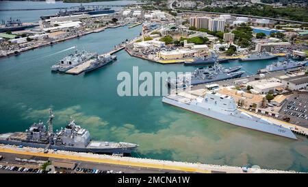 220707-N-EE352-1156 PEARL HARBOUR (7 juillet 2022) – navires multinationaux amarrés à la base conjointe Pearl Harbour-Hickham, Hawaï, au bord du Pacifique (RIMPAC) 2022. Vingt-six nations, 38 navires, quatre sous-marins, plus de 170 avions et 25 000 membres du personnel participent au RIMPAC de 29 juin à août 4 dans et autour des îles hawaïennes et du sud de la Californie. Le plus grand exercice maritime international au monde, RIMPAC offre une occasion unique de formation tout en favorisant et en soutenant des relations de coopération entre les participants essentielles pour assurer la sécurité des voies maritimes et de la sécurité sur le Banque D'Images