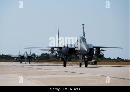ÉTATS-UNIS Aigles de frappe du F-15E de la Force aérienne, affectés à l'escadron de chasse 494th de la Royal Air Force Lakenheath, Angleterre, taxi après l'atterrissage à la base aérienne de Souda, Grèce, 7 juillet 2022. Le 494th est l’un des deux escadrons de chasseurs déployés à partir de l’escadre de chasse de 48th, à l’appui de l’exercice Poséidon’s rage. Banque D'Images