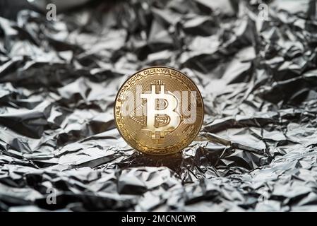 Pièce de monnaie dorée avec symbole bitcoin en gros plan. Concept d'investissement en Bitcoin et en crypto-monnaie. Pièce de monnaie crypto-monnaie Bitcoin sur fond d'argent. Transaction sur t Banque D'Images
