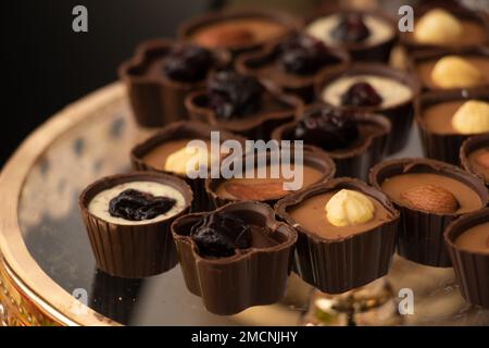 chocolats assortis sur une assiette, dessert Banque D'Images