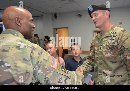 Le lieutenant-colonel Justin L. Darnell, commandant du Bataillon de soutien de l'Armée de terre – Corée, salue Brig. Le général Joseph d’costa, commandant adjoint – soutien militaire, huitième armée, à la suite de la cérémonie d’accession au commandement de l’AFSBn-Corée au camp Humphreys, en Corée du Sud, au 8 juillet. Banque D'Images