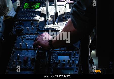 Le capitaine Kurt Moehling, pilote de l'escadron de transport aérien 36th, vole un super Hercules C130J pendant un vol de formation, 7 juillet 2022, à la base aérienne de Yokota, au Japon. Le C-130Js affecté au 36th À TITRE DE diriger régulièrement des missions de formation afin de maintenir la compétence et les compétences nécessaires pour appuyer les opérations d'urgence. Banque D'Images