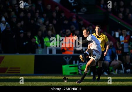 Twickenham, Royaume-Uni. 21st janvier 2023. Coupe des champions européens de rugby. Harlequins V Cell C Sharks. Twickenham Stoop. Twickenham. Curwin Bosch (Sharks) donne des coups de pied lors de la coupe Harlequins V Cell C Sharks Heineken Champions Round 4, Pool A Match. Credit: Sport en images/Alamy Live News Banque D'Images