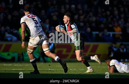 Twickenham, Royaume-Uni. 21st janvier 2023. Coupe des champions européens de rugby. Harlequins V Cell C Sharks. Twickenham Stoop. Twickenham. Nick David (Harlequins) passe devant Eben Etzebeth (requins, sur le sol) pendant la coupe des champions Harlequins V Cell C autour 4, Pool A Match. Credit: Sport en images/Alamy Live News Banque D'Images