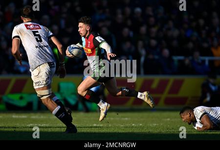 Twickenham, Royaume-Uni. 21st janvier 2023. Coupe des champions européens de rugby. Harlequins V Cell C Sharks. Twickenham Stoop. Twickenham. Nick David (Harlequins) passe devant Eben Etzebeth (requins, sur le sol) pendant la coupe des champions Harlequins V Cell C autour 4, Pool A Match. Credit: Sport en images/Alamy Live News Banque D'Images