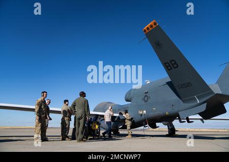 Les membres affectés au détachement 1 du 12th Escadron de reconnaissance et du 319th Escadron de maintenance des aéronefs effectuent des procédures de vol à bord d'un bloc Global Hawk Block 30 7 juillet 2022 du QR-4, à la base aérienne de Beale, en Californie. Ce vol a été le dernier RQ-4 à partir de Beale se diriger vers Grand Forks AFB, N.D., pour être cédé et transféré à Northrup Grumman. Banque D'Images