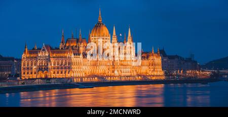 Grand panorama du bâtiment du Parlement de Budapest pendant l'heure bleue. Banque D'Images