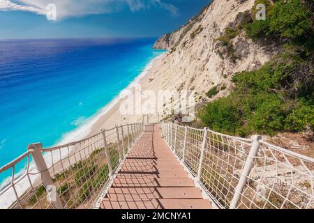 Escaliers descendant vers la plage d'Egremni, île de Lefkada, Grèce. Banque D'Images