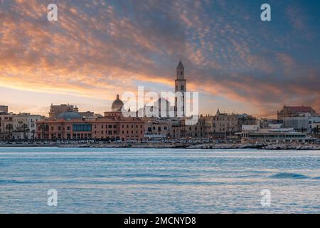 Vue panoramique de Bari, dans le sud de l'Italie, la région de Puglia (Apulia) front de mer au coucher du soleil. Basilique San Nicola en arrière-plan. Banque D'Images