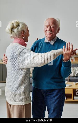 Un couple de personnes âgées charmant apprenant à danser ensemble pendant la leçon Banque D'Images