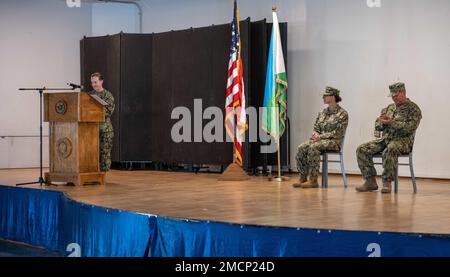 CAMP LEMONNIER, Djibouti (8 juillet 2022) Cmdt de l'US Navy. Stephanie Paone, officier en charge (OIC) de l'installation médicale expéditionnaire (EMF) entrante pour Camp Lemonnier, Djibouti (CLDJ), prononce des remarques lors de la cérémonie de changement de charge de l'EMF CLDJ, le 8 juillet 2022. Camp Lemonnier est une installation opérationnelle qui permet aux forces américaines, alliées et partenaires d’être là et quand elles sont nécessaires pour assurer la sécurité en Europe, en Afrique et en Asie du Sud-Ouest. Camp Lemmonier,changement de charge,Djibouti,EMF,Force médicale rapide, Banque D'Images