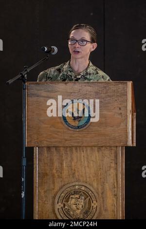 CAMP LEMONNIER, Djibouti (8 juillet 2022) Cmdt de l'US Navy. Tara McGinnis, officier en charge (OIC) sortant de l'installation médicale expéditionnaire (EMF) pour Camp Lemonnier, Djibouti (CLDJ), prononce des remarques lors de la cérémonie de changement de charge de l'EMF CLDJ, le 8 juillet 2022. Camp Lemonnier est une installation opérationnelle qui permet aux forces américaines, alliées et partenaires d’être là et quand elles sont nécessaires pour assurer la sécurité en Europe, en Afrique et en Asie du Sud-Ouest. Camp Lemmonier,changement de charge,Djibouti,EMF,Force médicale rapide, Banque D'Images