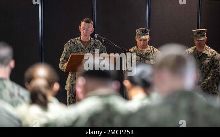 CAMP LEMONNIER, Djibouti (8 juillet 2022) Cmdt de l'US Navy. David Schleusener, aumônier de commandement du Camp Lemonnier, Djibouti (CLDJ), donne l'invocation lors de la cérémonie de changement de charge du CLDJ EMF, le 8 juillet 2022. Camp Lemonnier est une installation opérationnelle qui permet aux forces américaines, alliées et partenaires d’être là et quand elles sont nécessaires pour assurer la sécurité en Europe, en Afrique et en Asie du Sud-Ouest. Camp Lemmonier,changement de charge,Djibouti,EMF,Force médicale rapide, Banque D'Images