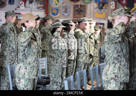 CAMP LEMONNIER, Djibouti (8 juillet 2022) les marins de la marine américaine affectés au Camp Lemonnier, Djibouti (CLDJ) saluent pendant la lecture de l'hymne national à la cérémonie de changement de charge de l'installation médicale expéditionnaire CLDJ (EMF), le 8 juillet 2022. Camp Lemonnier est une installation opérationnelle qui permet aux forces américaines, alliées et partenaires d’être là et quand elles sont nécessaires pour assurer la sécurité en Europe, en Afrique et en Asie du Sud-Ouest. Camp Lemmonier,changement de charge,Djibouti,EMF,Force médicale rapide, Banque D'Images
