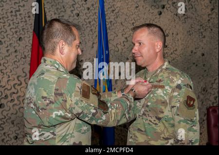 ÉTATS-UNIS Le colonel de la Force aérienne, Bryan T. Callahan, commandant de l'escadre des opérations aériennes au sol 435th et de l'escadre expéditionnaire 435th, présente le colonel Timothy J. Ritchie, commandant sortant du Groupe des communications aériennes et spatiales 435th, Avec la Légion du mérite pour ses services commandant l'ACOMG 435 lors d'une cérémonie de changement de commandement à la base aérienne de Ramstein, en Allemagne, au 8 juillet 2022. Banque D'Images