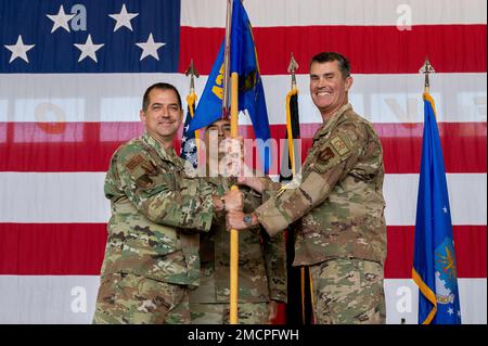 ÉTATS-UNIS Le colonel de la Force aérienne, Bryan T. Callahan, commandant de l'escadre des opérations aériennes au sol 435th et de l'escadre expéditionnaire 435th, à gauche, présente les lignes directrices au colonel R. Patrick Rayner, commandant du Groupe d'intervention d'urgence 435th, à droite, lors d'une cérémonie de changement de commandement à la base aérienne de Ramstein, en Allemagne, au 8 juillet 2022. Banque D'Images