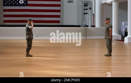 Le lieutenant-colonel Nathan P. Bastar cède le commandement du quartier général et du bataillon de services au lieutenant-colonel Peter C. Dunning à bord du corps maritime recent Depot Parris Island, L.C. (8 juillet 2022). Le quartier général et le Bataillon des services sont chargés de gérer les éléments administratifs et logistiques du dépôt. Banque D'Images